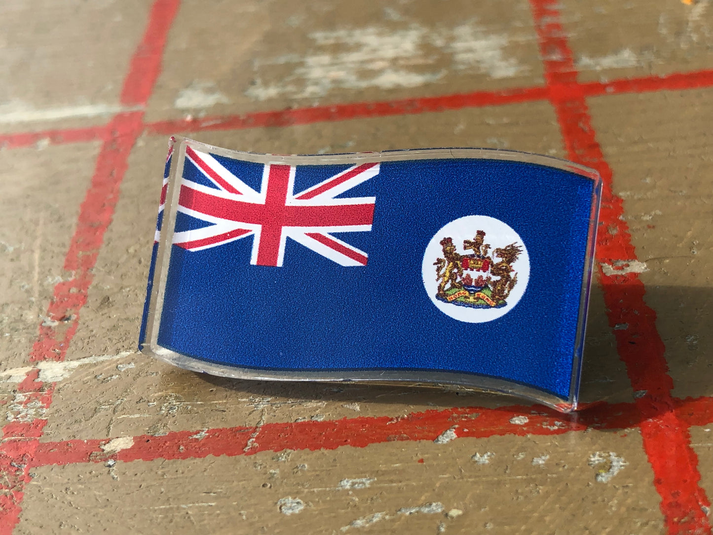 已停產 飃揚香港旗 襟章 Hong Kong Flag Acrylic Pin Badge 🇬🇧 Made in Britain