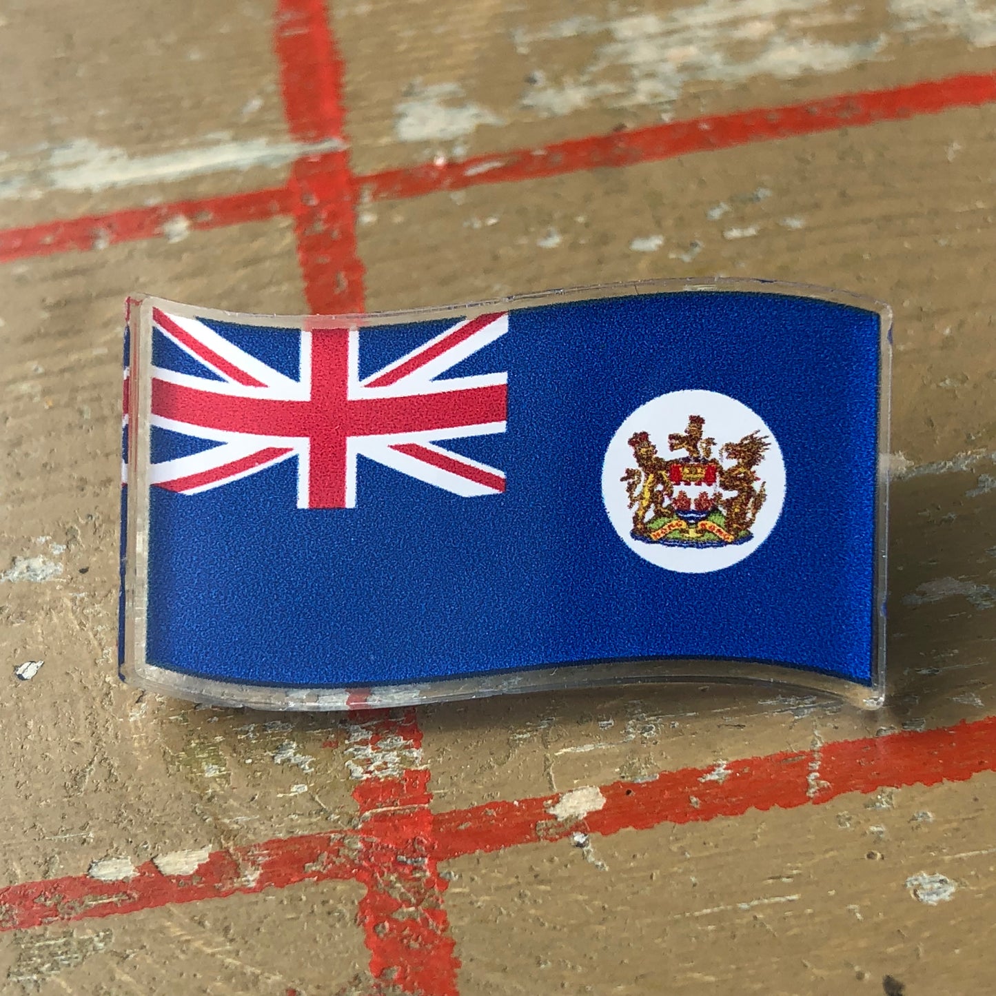 已停產 飃揚香港旗 襟章 Hong Kong Flag Acrylic Pin Badge 🇬🇧 Made in Britain