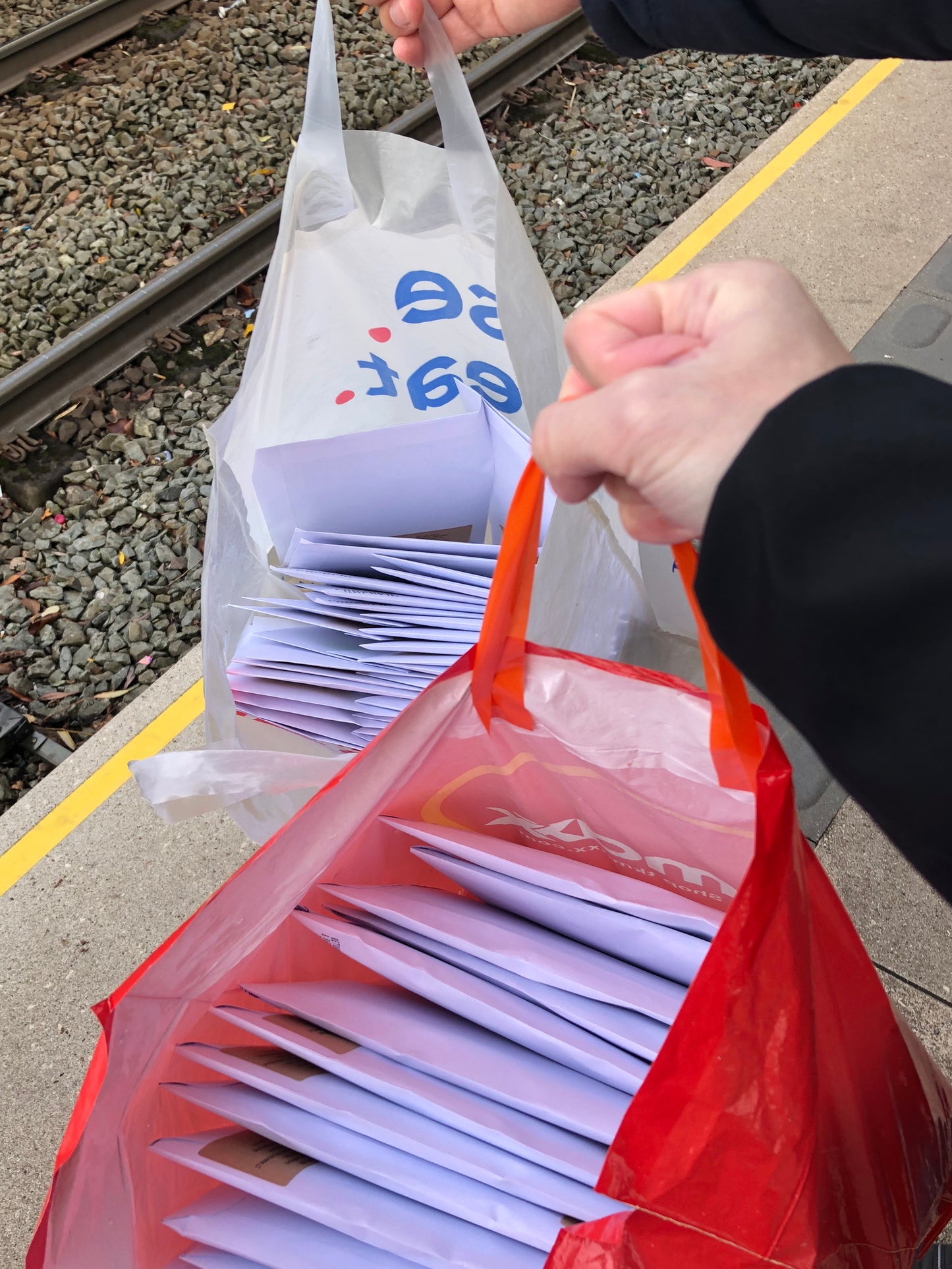 給團隊一張來回車飛,支持團隊送貨給各地的香港人