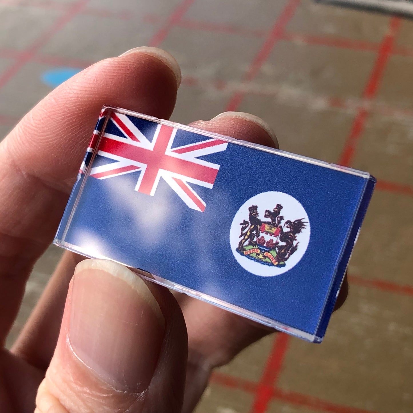 已停產 香港旗 襟章 Hong Kong Flag Acrylic Pin Badge 🇬🇧 Made in Britain